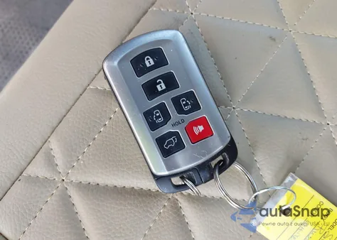 2015 Toyota Sienna Xle Premium 8 Passenger z USA, uszkodzony, nr VIN 5TDYK3DCXFS672690